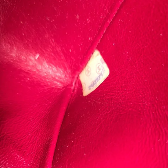 CHANEL Suede Red Shoulder Bag with Gold Hardware and Quilted Design - Picture 12 of 17